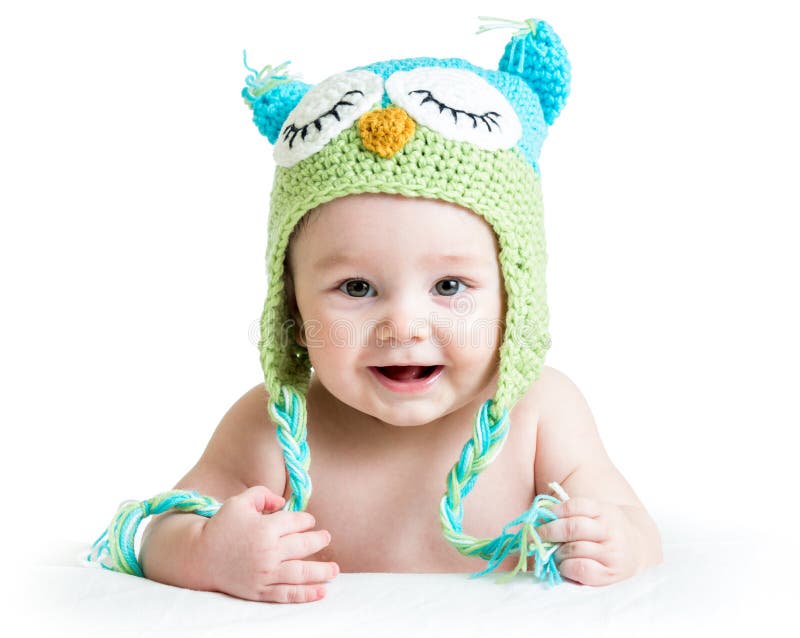 Bambino nel gufo tricottato divertente del cappello fotografie stock libere da diritti Bambino nel gufo tricottato divertente del cappello fotografie stock libere da diritti