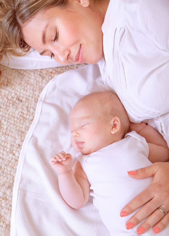 Bambino Di 7 Anni Che Dorme Con I Genitori Bambino Neonato Che Dorme Con La Mamma Fotografia Stock - Immagine di