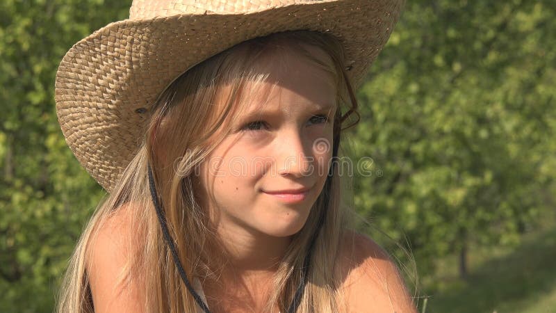 Bambino premuroso che si rilassa sull'erba, bambino nell'iarda, ragazza pensierosa in giardino, estate immagini stock libere da diritti Bambino premuroso che si rilassa sull'erba, bambino nell'iarda, ragazza pensierosa in giardino, estate immagini stock libere da diritti