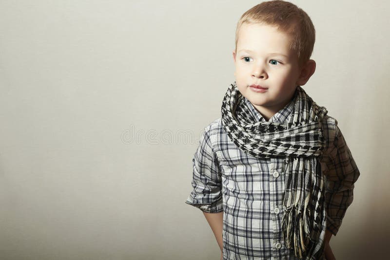 Bambino. ragazzino divertente in forfora. Bambini di modo. 4 anni. camicia di plaid immagini stock libere da diritti Bambino. ragazzino divertente in forfora. Bambini di modo. 4 anni. camicia di plaid immagini stock libere da diritti