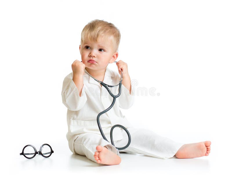 Bambino serio che gioca al dottore con lo stetoscopio immagine stock libera da diritti Bambino serio che gioca al dottore con lo stetoscopio immagine stock libera da diritti