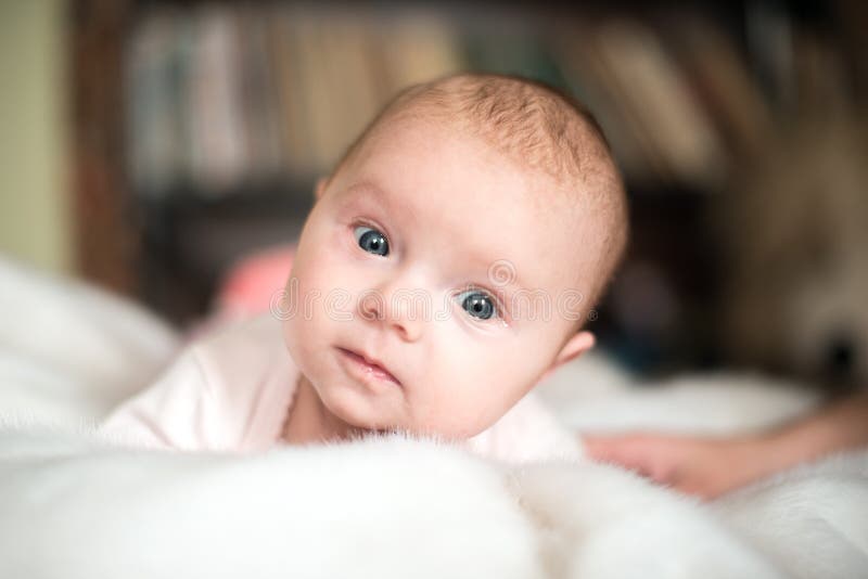 Bambino sorridente che esamina macchina fotografica sotto immagini stock Bambino sorridente che esamina macchina fotografica sotto immagini stock