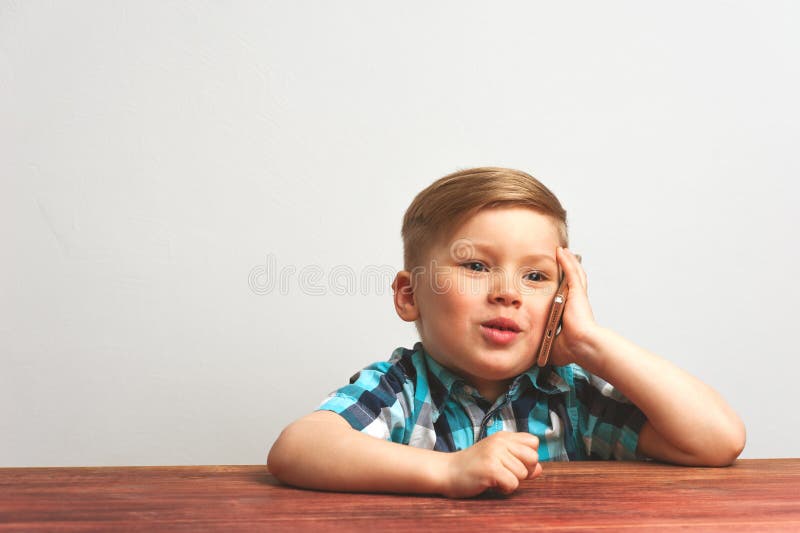 Bambino sorridente che per mezzo dello smartphone immagine stock Bambino sorridente che per mezzo dello smartphone immagine stock