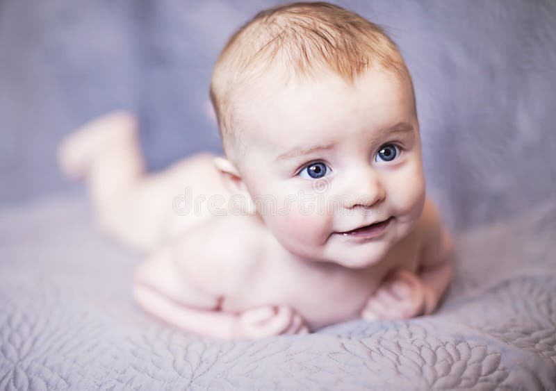 Bambino sulla pancia fotografia stock Bambino sulla pancia fotografia stock