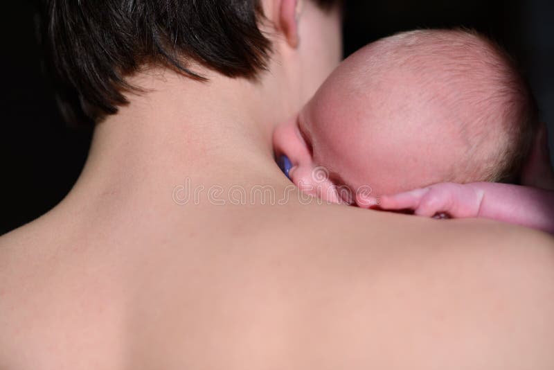 Bambino sulle mani dei padri immagini stock libere da diritti Bambino sulle mani dei padri immagini stock libere da diritti