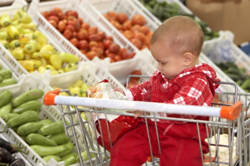 Bambino in supermercato fotografie stock libere da diritti Bambino in supermercato fotografie stock libere da diritti