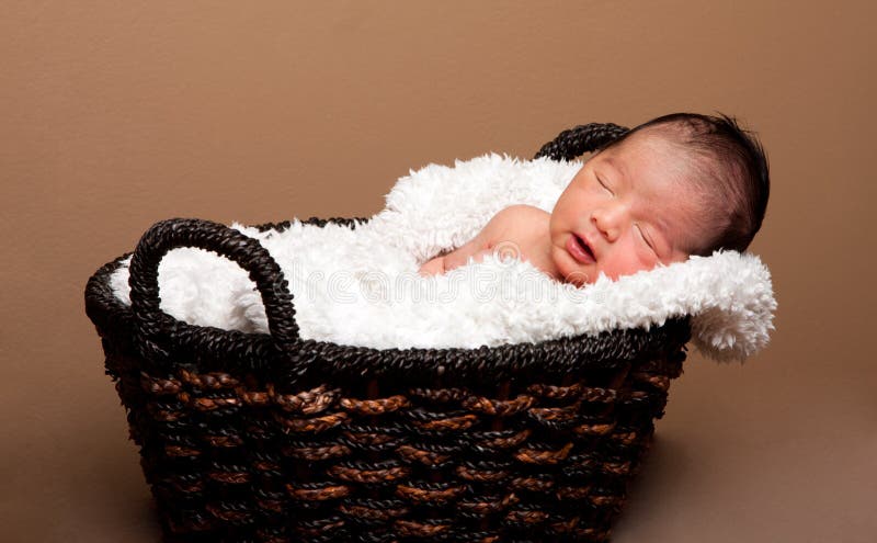 Bambino sveglio addormentato in cestino fotografia stock Bambino sveglio addormentato in cestino fotografia stock