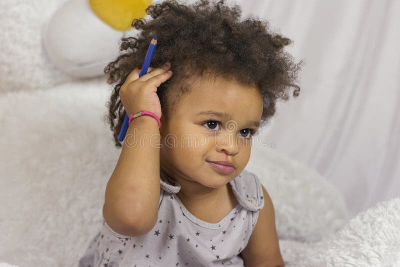 Bambino sveglio che tocca capelli ricci immagini stock libere da diritti Bambino sveglio che tocca capelli ricci immagini stock libere da diritti