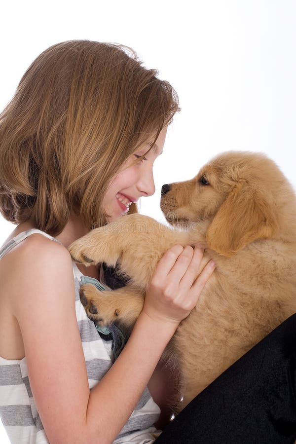 Bambino sveglio con un cucciolo fotografia stock Bambino sveglio con un cucciolo fotografia stock