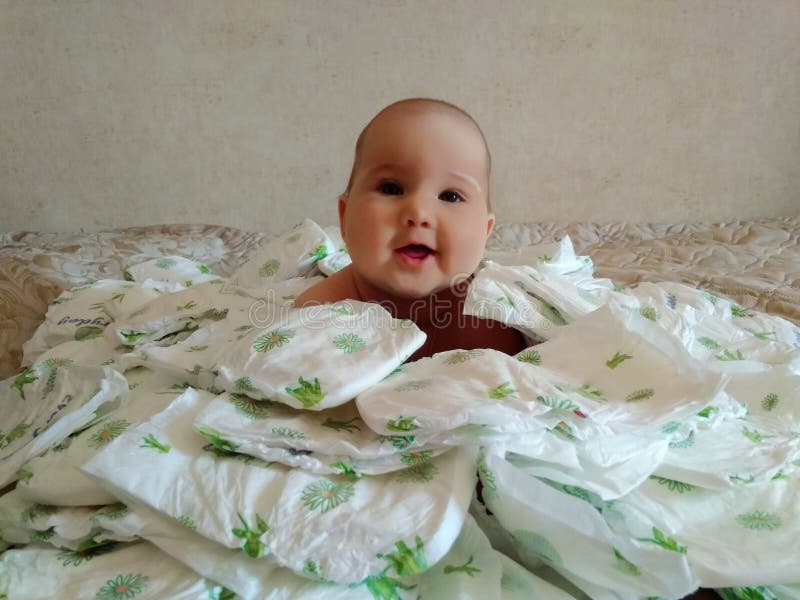 Bambino tutto in pannolini fotografie stock Bambino tutto in pannolini fotografie stock