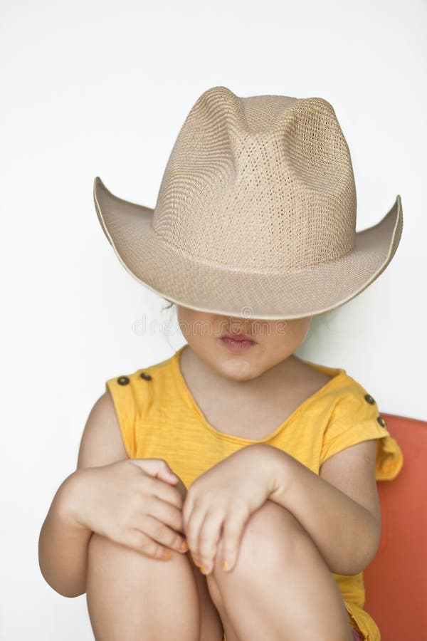 Bambino in Un Cappello Di Paglia Immagine Stock - Immagine di ritratto,  cowgirl: 25076631