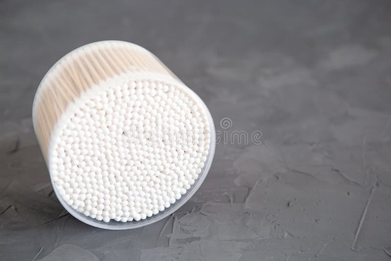 Bamboe katoenen sticks voor geneeskunde, cosmetica, oorreiniging op een grijze achtergrond royalty-vrije stock foto's Bamboe katoenen sticks voor geneeskunde, cosmetica, oorreiniging op een grijze achtergrond royalty-vrije stock foto's