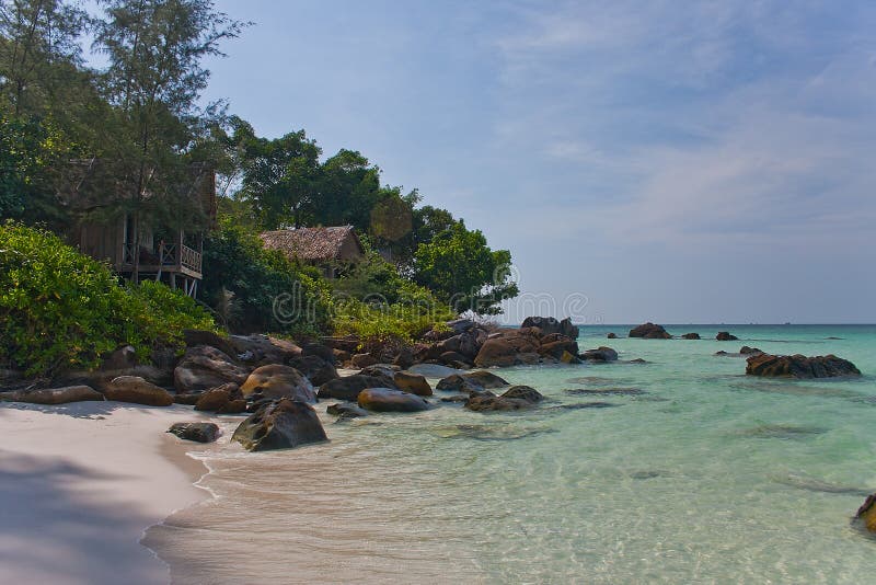 Bamboebungalowwen op het aardige strand royalty-vrije stock fotografie Bamboebungalowwen op het aardige strand royalty-vrije stock fotografie