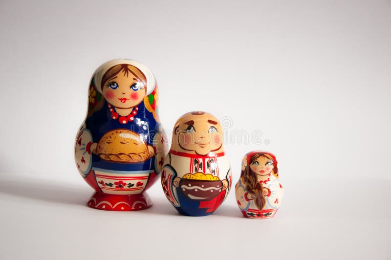 Bambole russe colorate di matrioshka su fondo isolato grigio fotografia stock Bambole russe colorate di matrioshka su fondo isolato grigio fotografia stock
