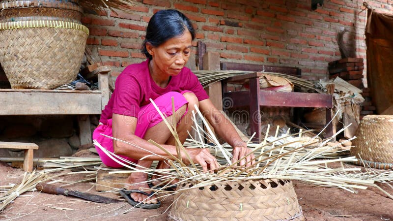 https://thumbs.dreamstime.com/b/bamboo-basket-craftswoman-doing-his-work-place-batang-jawa-tengah-indonesia-may-bamboo-basket-craftswoman-doing-149086396.jpg