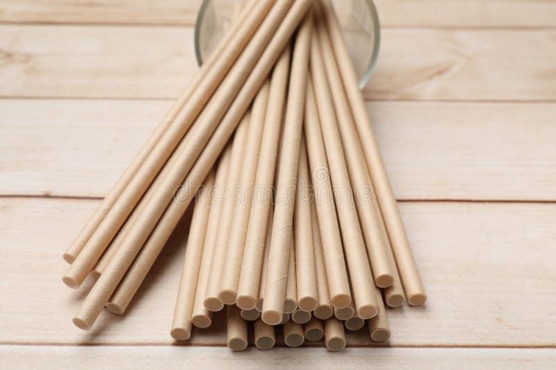 Bamboo-dricksstrån på träbordsduk royaltyfri fotografi
