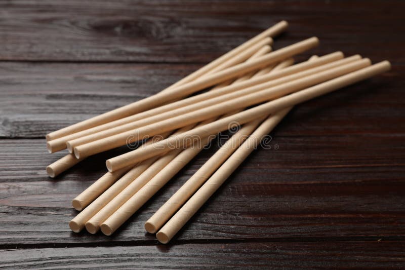 Bamboo-dricksstrån på träbordsduk royaltyfri foto