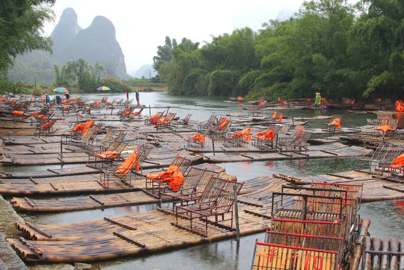 Bambusových pltiach pre turistov v rieke medzi Guilin a Yangshuo v Číne.