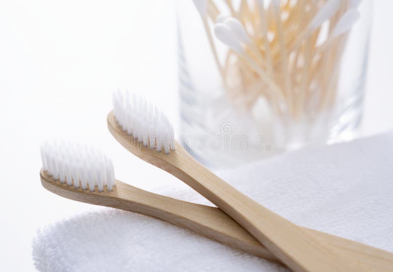 Bamboo-tandborste och bambu-bomullssabbar royaltyfri bild