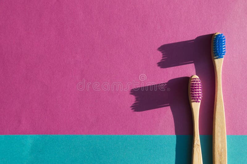 Bamboo toothbrushes of magenta and blue color. The most eco-friendly alternative to plastic. Trendy concept royalty free stock photography Bamboo toothbrushes of magenta and blue color. The most eco-friendly alternative to plastic. Trendy concept royalty free stock photography