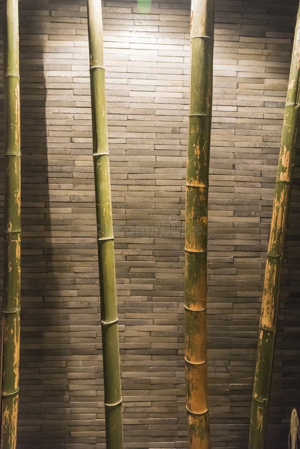 Bambu- och tegelstenvägg royaltyfria bilder Bambu- och tegelstenvägg royaltyfria bilder