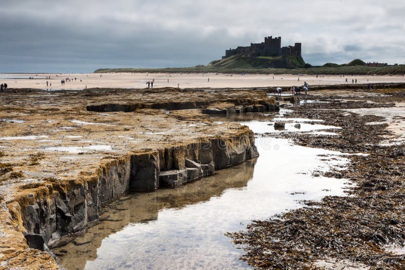 BAMBURGH, NORTHUMBERLAND/UK - SIERPIEŃ 15: Linia brzegowa widok Bamb obrazy royalty free BAMBURGH, NORTHUMBERLAND/UK - SIERPIEŃ 15: Linia brzegowa widok Bamb obrazy royalty free