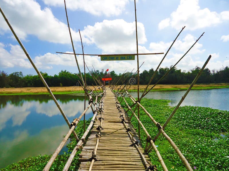 Bambusbrücke In Der Landschaft Stockbild Bild von landschaft