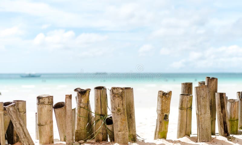 bambustaketet och tropiskt genomskinligt havsvatten texturerar reflexioner på en tropisk strand av Filippinerna Boracay fotografering för bildbyråer bambustaketet och tropiskt genomskinligt havsvatten texturerar reflexioner på en tropisk strand av Filippinerna Boracay fotografering för bildbyråer