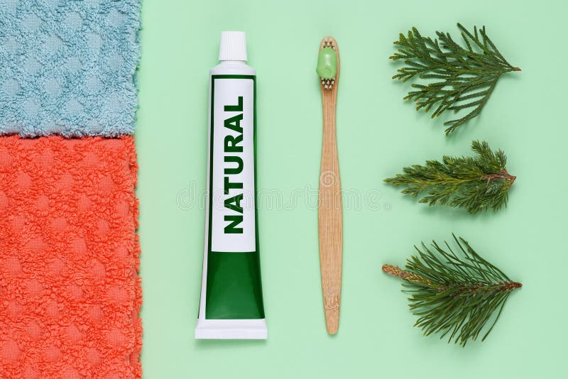 Bambutandborste med naturliga tandkräm och handdukar arkivfoto