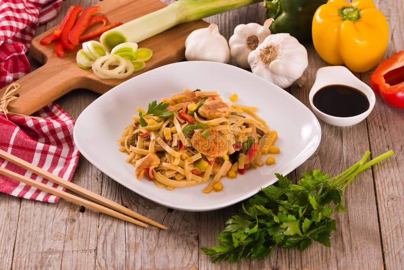 Hähnchengeschnetzeltes Bami Goreng — Rezepte Suchen