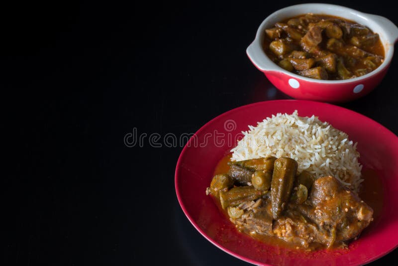 Bamiya do Oriente Médio com arroz no preto com espaço da cópia foto de stock royalty free Bamiya do Oriente Médio com arroz no preto com espaço da cópia foto de stock royalty free