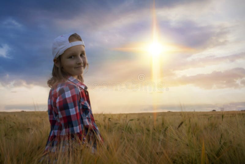 Bana som går till kristenkorset Kristen som är arg mot skyen arkivbilder Bana som går till kristenkorset Kristen som är arg mot skyen arkivbilder