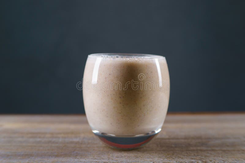 Banaanmilkshake, organische voedzame smoothie stock foto's Banaanmilkshake, organische voedzame smoothie stock foto's