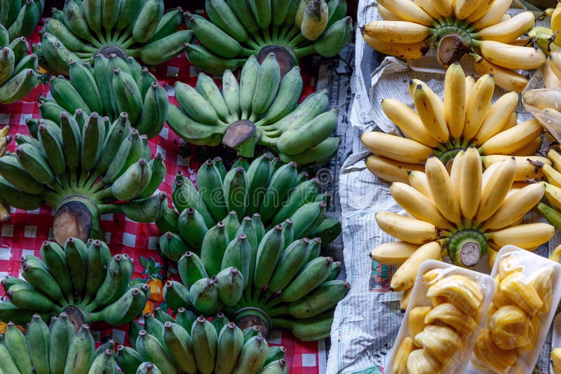 Banana e jackfruit do frescor no barco no mercado de flutuação fotos de stock royalty free Banana e jackfruit do frescor no barco no mercado de flutuação fotos de stock royalty free