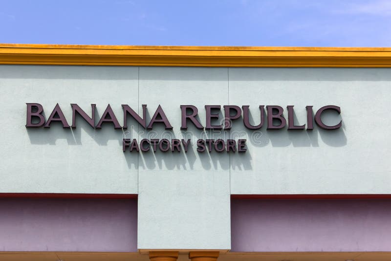 Banana Repulic Store Exterior Editorial Photo - Image of modern ...