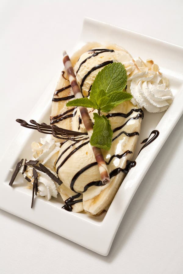 Banana split with chocolate sause and mint