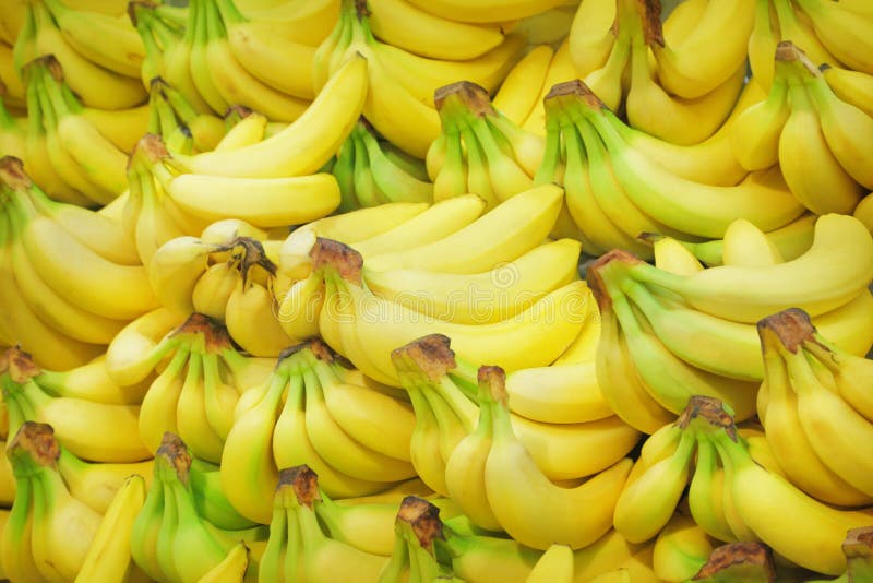 Hromadu banány na trhu.