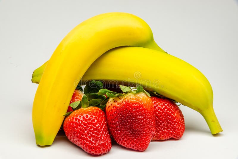 Bananen Und Erdbeeren - Nahaufnahme Stockbild - Bild von frisch, essen ...