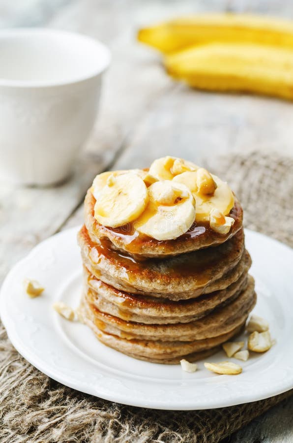 Bananenacajoubaumpfannkuchen Mit Bananen Und Gesalzenem Karamell Sauce ...