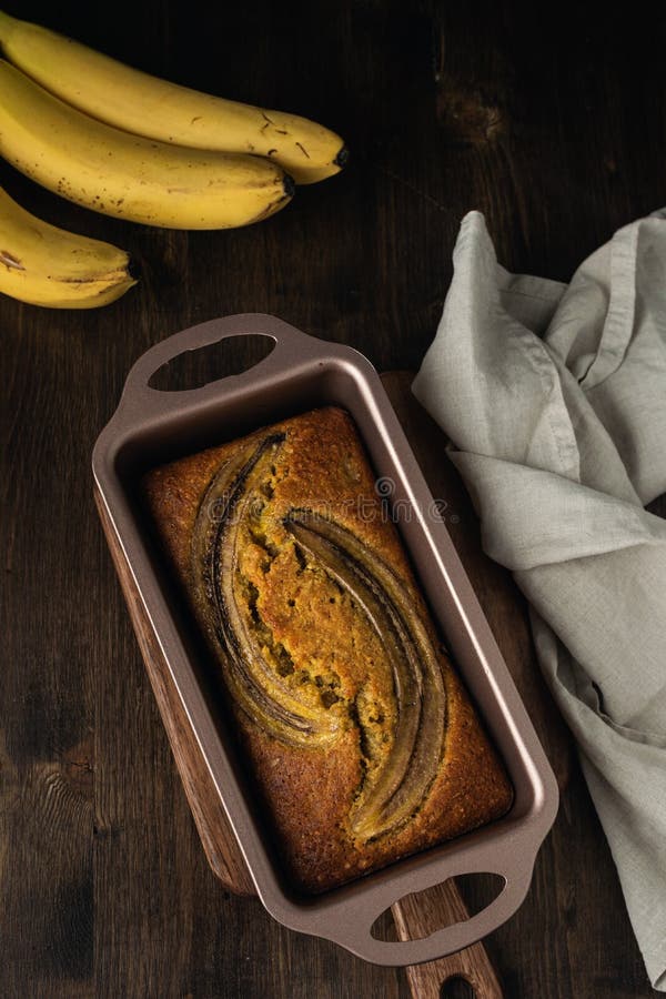 Bananenbrood bovenaanzicht op donkerroze houten tafel royalty-vrije stock afbeelding Bananenbrood bovenaanzicht op donkerroze houten tafel royalty-vrije stock afbeelding