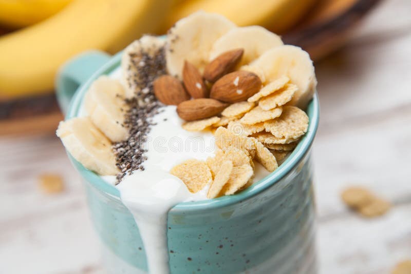 Bananenjoghurt Mit Samen Und Corn-Flakes Stockbild - Bild von banane ...