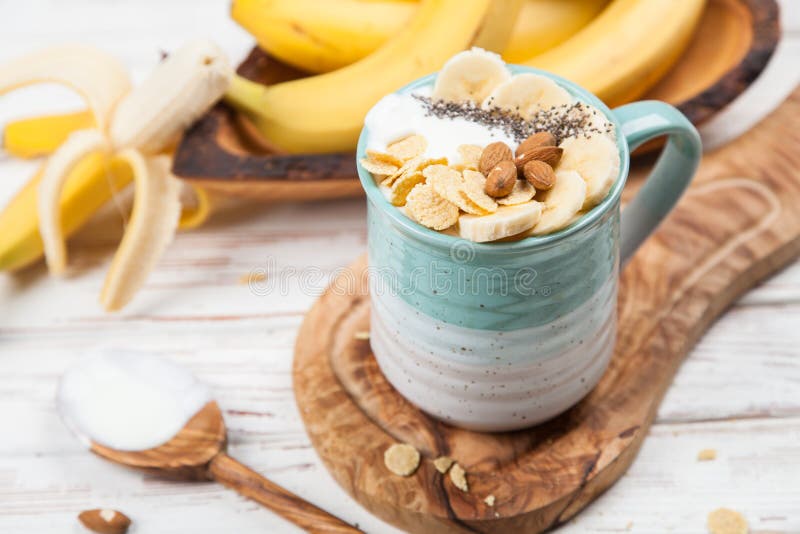 Bananenjoghurt Mit Samen Und Corn-Flakes Stockfoto - Bild von mandel ...