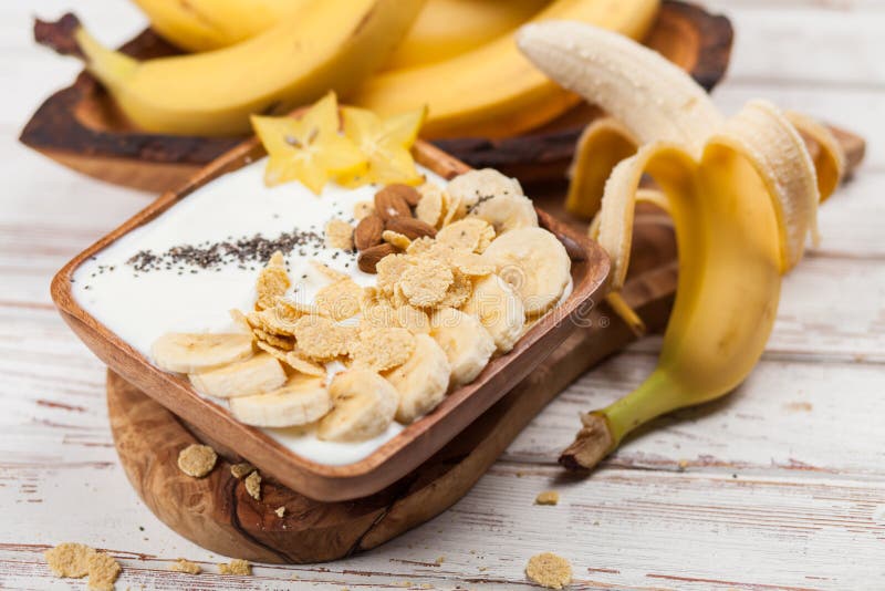 Bananenjoghurt Mit Samen Und Corn-Flakes Stockbild - Bild von diät ...