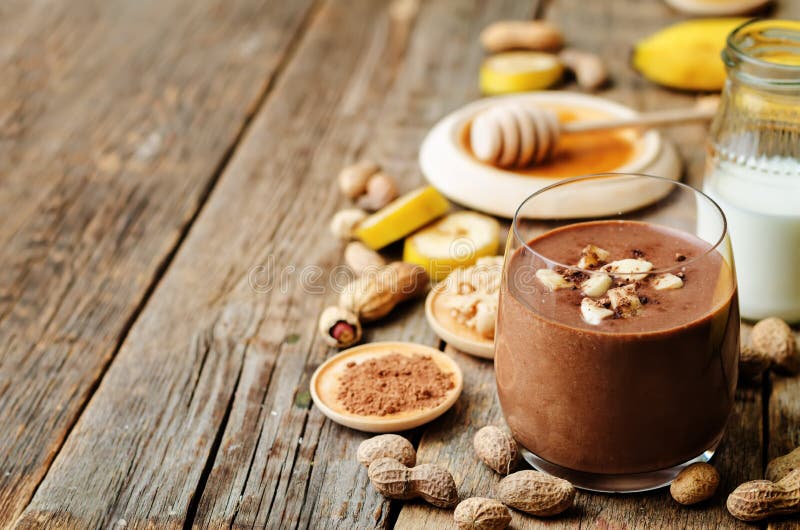 Bananenschokoladen-Erdnussbutter Smoothie stockbilder Bananenschokoladen-Erdnussbutter Smoothie stockbilder