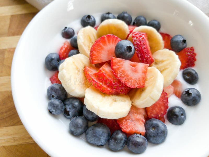 Bananowy Truskawkowy czarna jagoda jogurt w Białym pucharze obraz stock Bananowy Truskawkowy czarna jagoda jogurt w Białym pucharze obraz stock