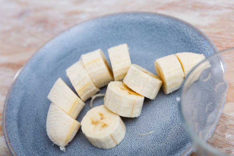 Bananskivor i skål över träbakgrund. friskt naturligt vitaminsnack arkivfoto