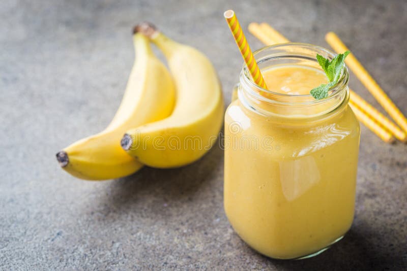 Banansmoothie i murarekrus arkivbild Banansmoothie i murarekrus arkivbild