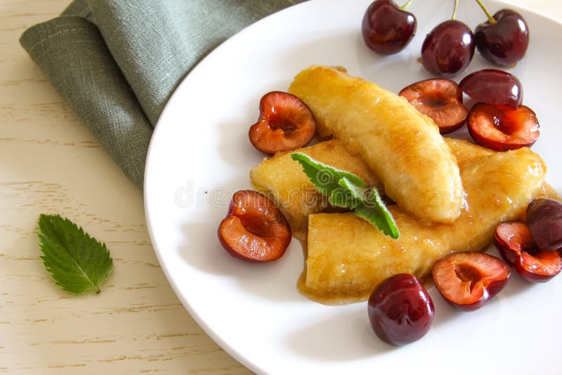 Banană caramelizată de casă pe placă albă. desert vegan. mâncare americană. royalty free stock photo