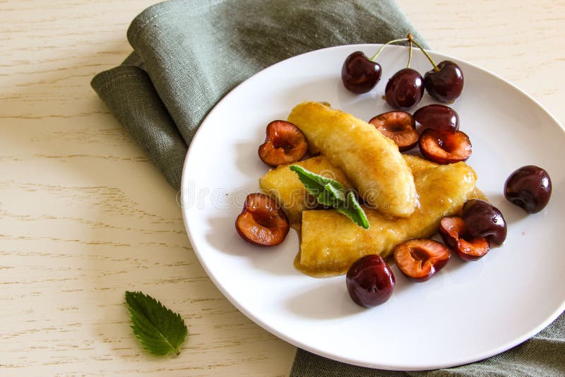 Banană caramelizată de casă pe placă albă. desert vegan. mâncare americană. royalty free stock photo