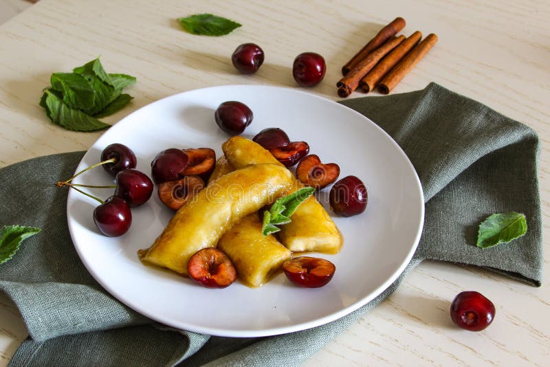 Banană caramelizată de casă pe placă albă. desert vegan. mâncare americană. royalty free stock photo